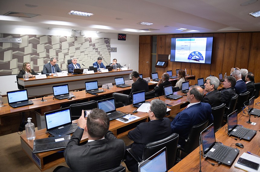 Regulação da reforma tributária pode alavancar exportações, mostra debate