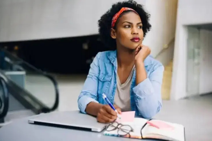 Empreendedoras negras no Brasil faturam quase 60% menos que homens brancos, aponta Sebrae