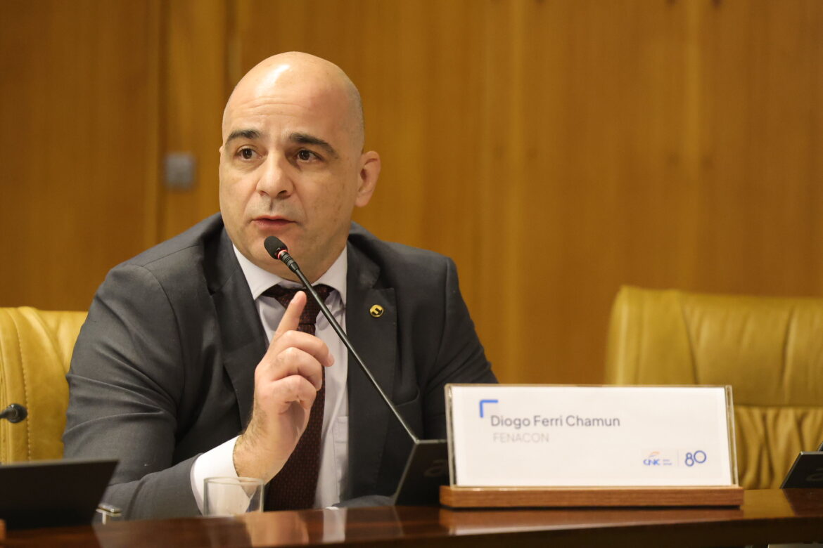 Fenacon acompanha discussões sobre fim da escala 6×1 e Reforma Tributária em reunião da CBS na CNC
