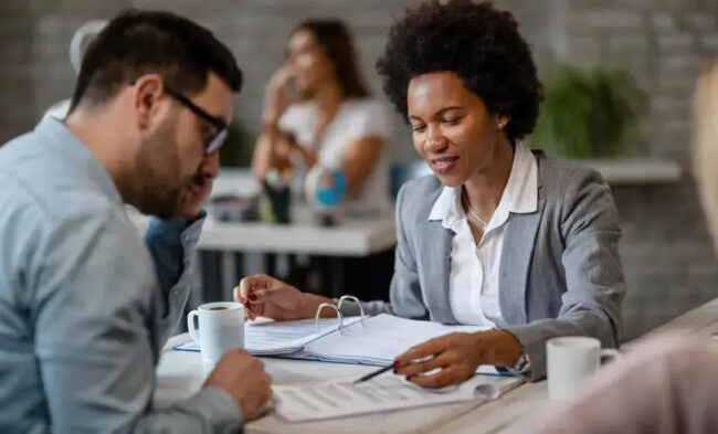 Micro e pequenas empresas lideram contratação de mulheres e apresentam menor disparidade de renda